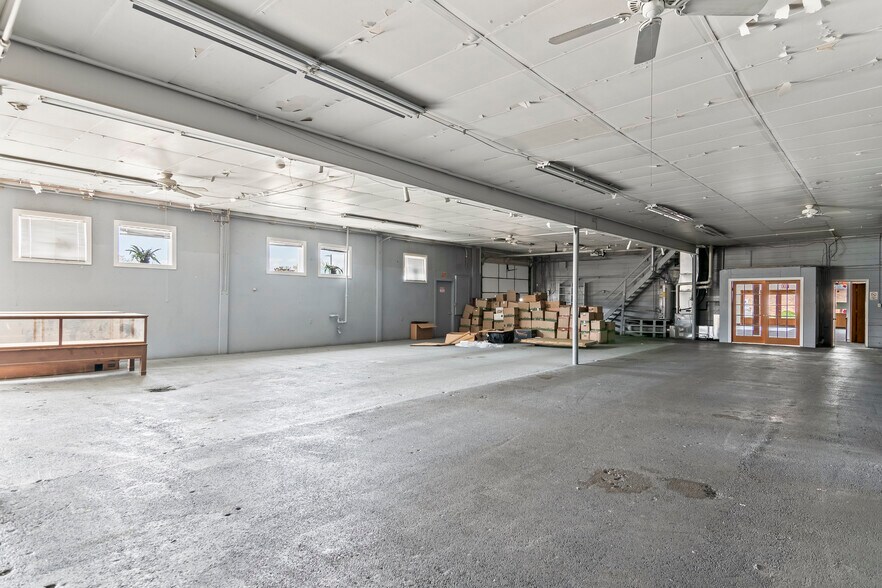 More Photos Of 222 W Main Cross St, Taylorville Showroom For Sale