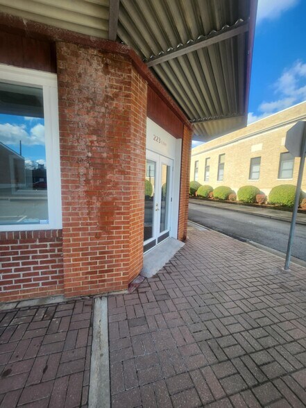 More Photos Of 223 N Main St, Franklin Office For Lease