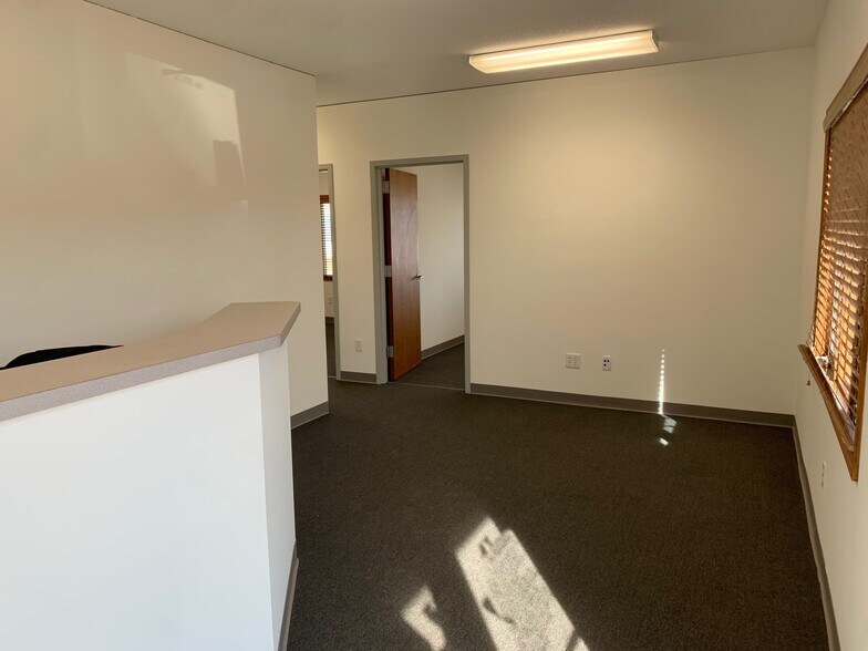 More Photos Of 1014 Ekstam Dr, Bloomington Office For Lease