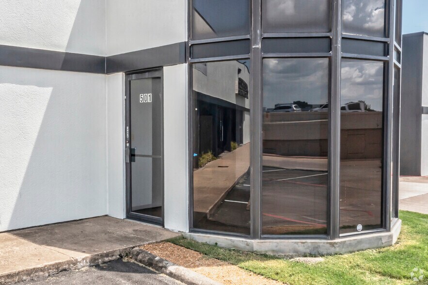 More Photos Of 1002 N Central Expy, Richardson Storefront Retail Office For Lease