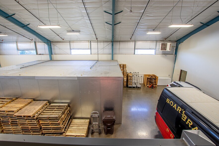 More Photos Of 692 N Aylor Ct, Sisters Warehouse For Lease