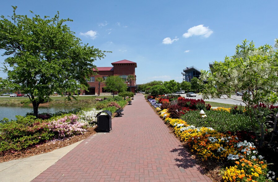 More Photos Of 210 Seven Farms Dr, Daniel Island Office For Lease