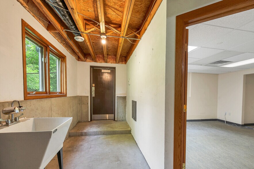 More Photos Of 2770 Manitowoc Rd, Green Bay Office For Sale