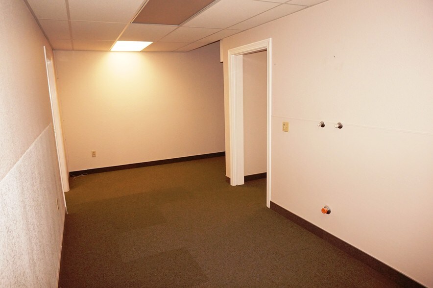 More Photos Of 538 S 5th Ave, Oakdale Light Distribution For Sale