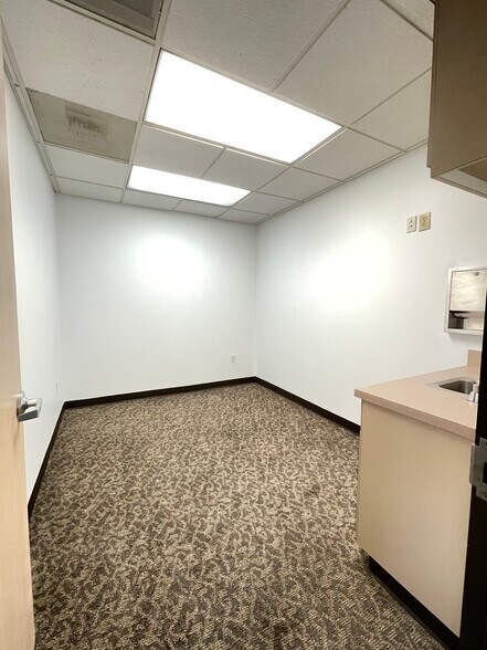 More Photos Of 215 Oak Dr S, Lake Jackson Medical For Lease