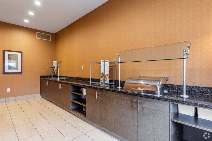 More Photos Of 9765 Crosspoint Blvd, Indianapolis Hotel For Sale