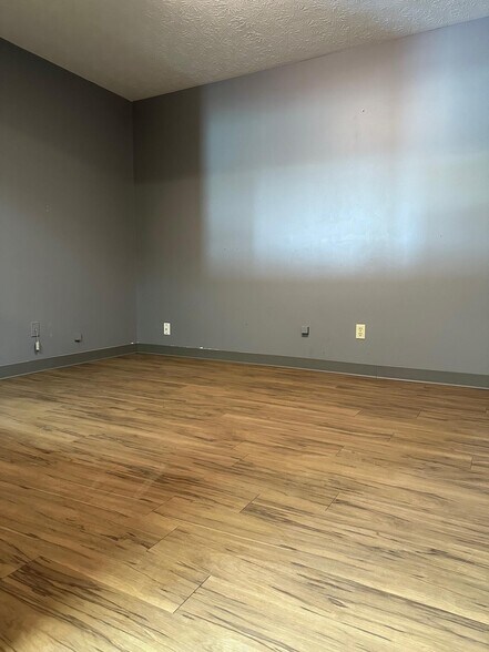 More Photos Of 27 Brians Way, Somerset Warehouse For Lease