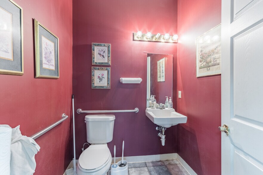 More Photos Of 451 Columbia Ave, Lexington Freestanding For Sale