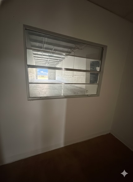 More Photos Of 4437-4451 Old Winter Garden Rd, Orlando Flex For Lease