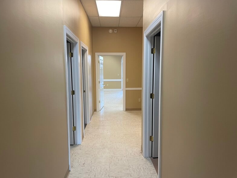 More Photos Of 6131 Shallowford Rd, Chattanooga Office For Sale