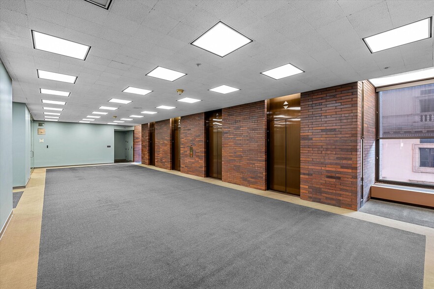 More Photos Of 400 Texas St, Shreveport Office For Sale