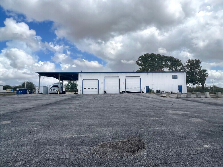 More Photos Of 7659 S US-281, Pleasanton Warehouse For Sale