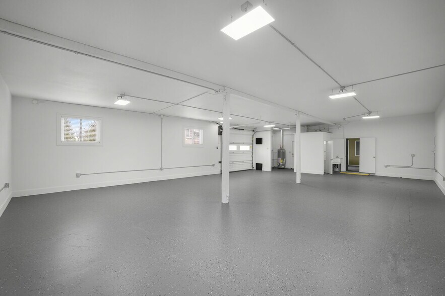 More Photos Of 7025-7027 SW Macadam Ave, Portland Warehouse For Lease