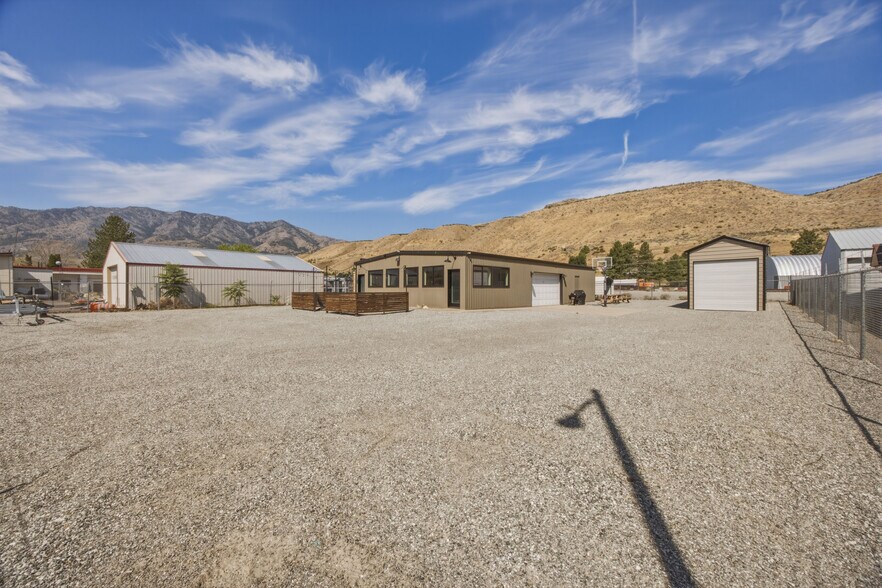 More Photos Of 102 E Lakeshore Dr, Pateros Auto Repair For Sale