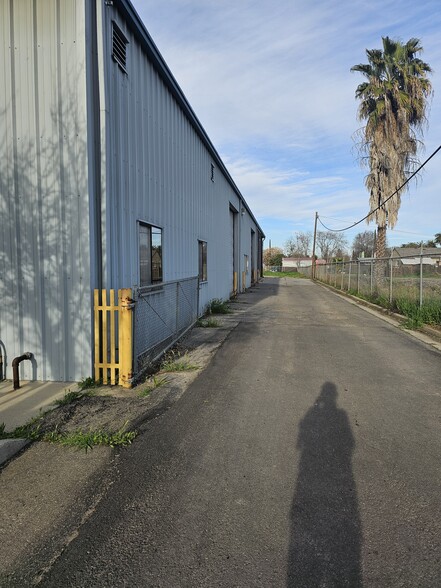 More Photos Of 103 N 1st St, Patterson Showroom For Lease