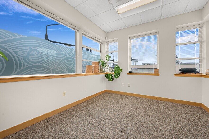 More Photos Of 701 E Holly St, Bellingham Office For Sale