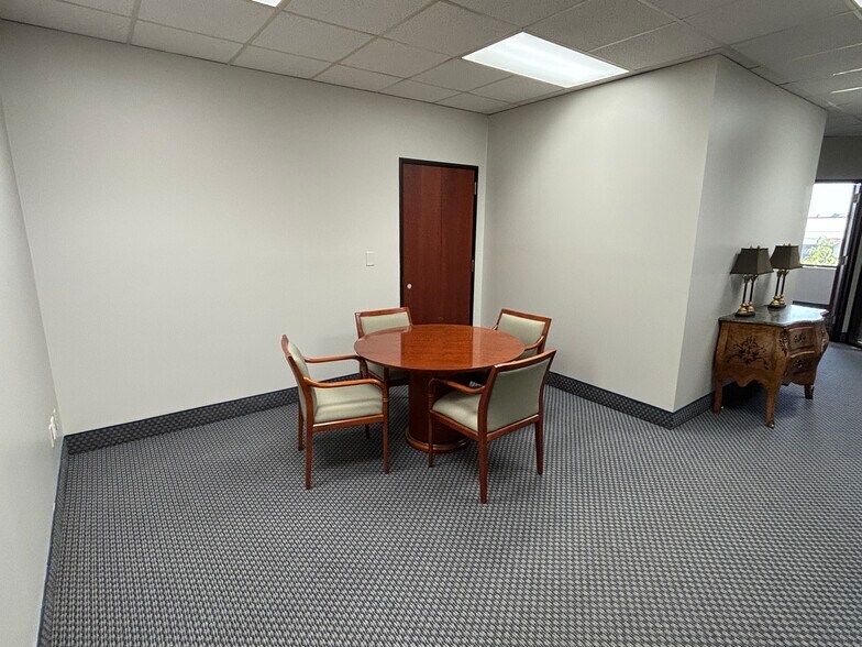 More Photos Of 101 Plaza East Blvd, Evansville Office For Lease