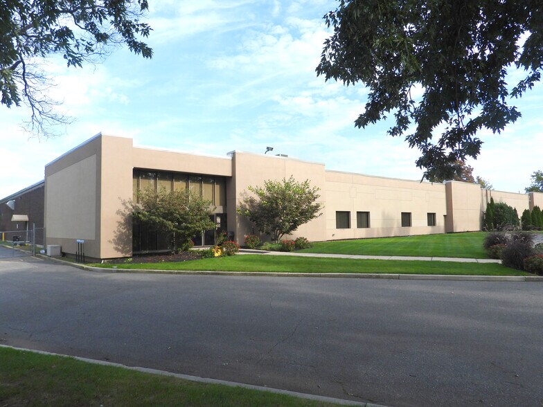 More Photos Of 780 Park Ave, Huntington Manufacturing For Lease