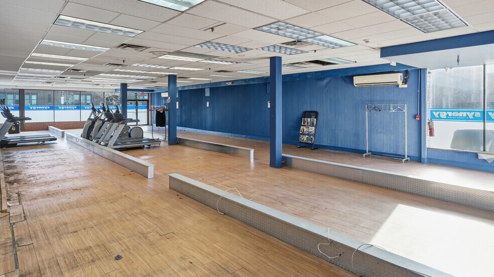 More Photos Of 117-133 Merrick Ave, Merrick Storefront For Lease