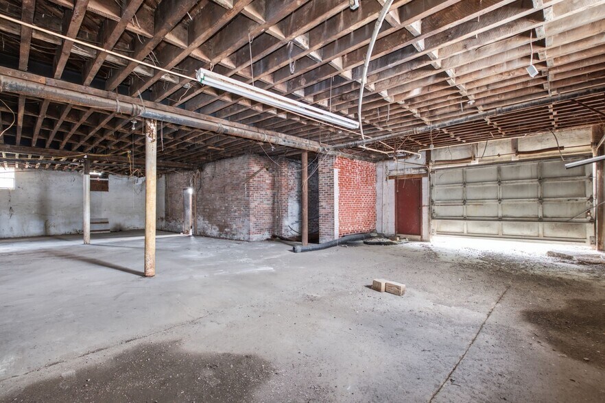 More Photos Of 1 Public Square Red Boiling Springs Sq, Lafayette Showroom For Sale