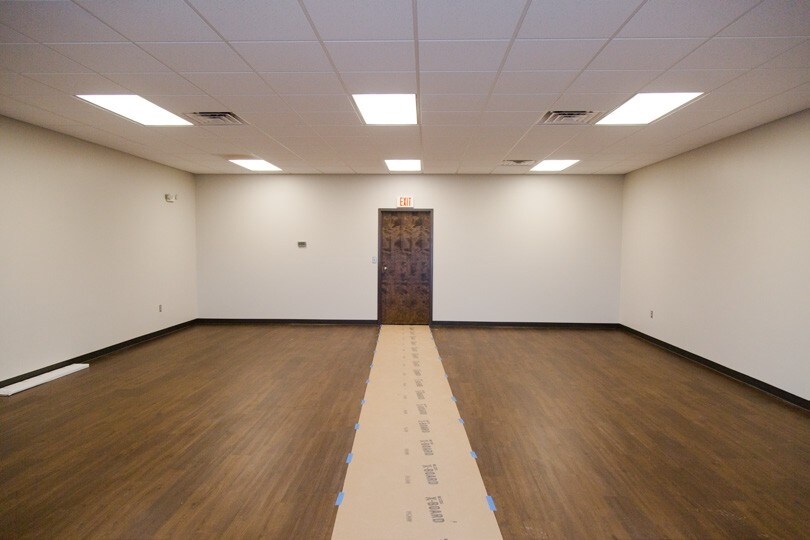 More Photos Of 135 Henry Ln, Winfield Showroom For Lease