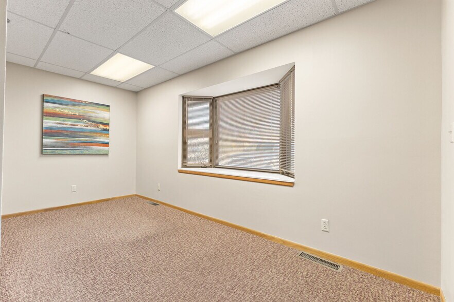 More Photos Of 2575 N Hamline Ave, Roseville Office For Sale