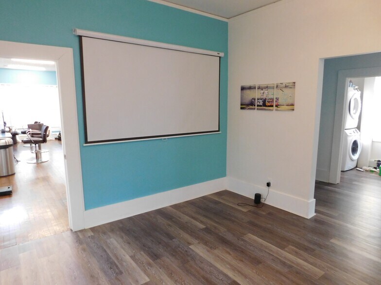 More Photos Of 52 Cedar Swamp Rd, Glen Cove Storefront Retail Residential For Lease