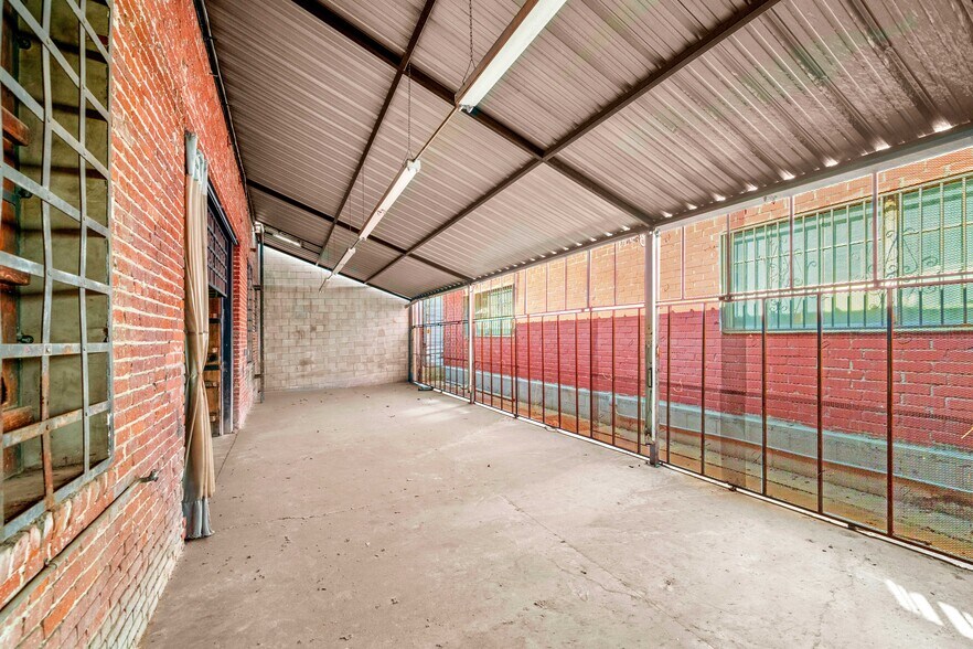 More Photos Of 3841 Broadway Pl, Los Angeles Warehouse For Lease