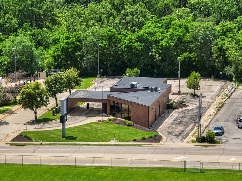 More Photos Of 1805 John F Kennedy Rd, Dubuque Freestanding For Sale