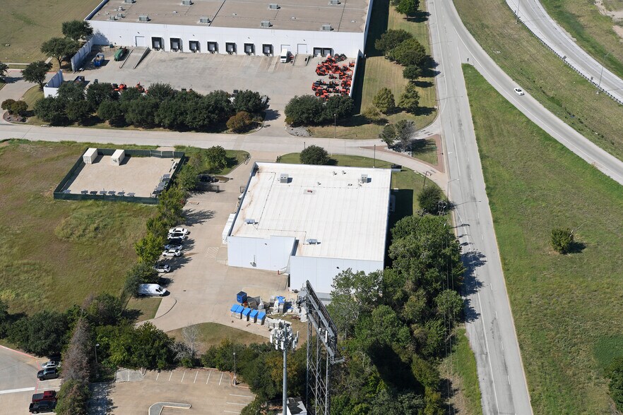 More Photos Of 4924 Cambridge Rd, Fort Worth Distribution For Lease