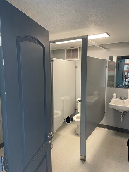 More Photos Of 283 E Main St, Newark Warehouse For Lease