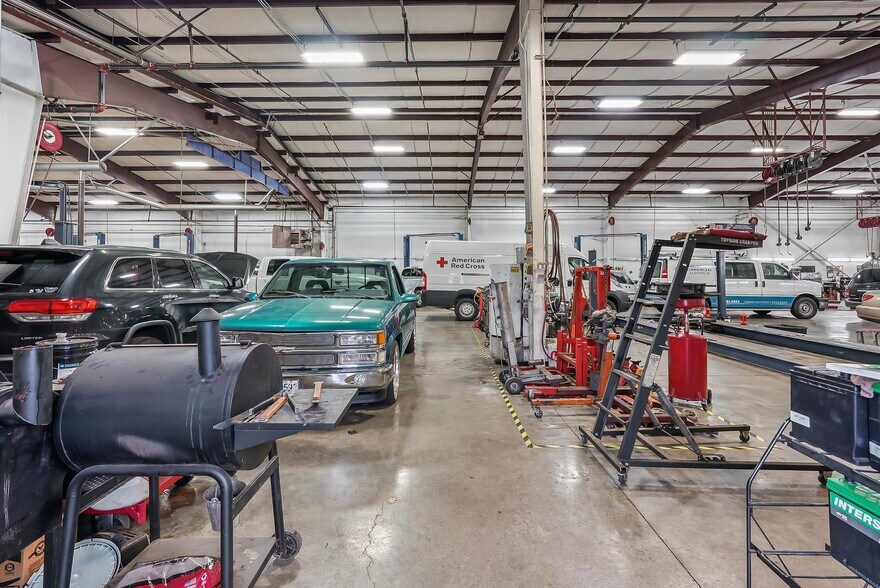 More Photos Of 555 N Pacific Hwy, Woodburn Auto Repair For Sale