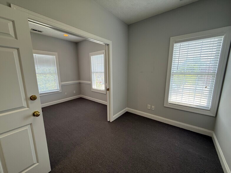 More Photos Of 2936 Breezewood Ave, Fayetteville Office For Lease