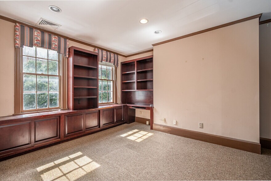 More Photos Of 26 E Bryan St, Savannah Office For Sale