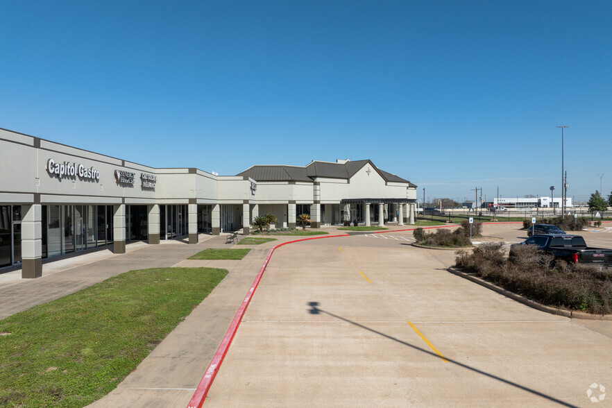 More Photos Of 3701 Outlet Center Dr, Sealy Unknown For Lease