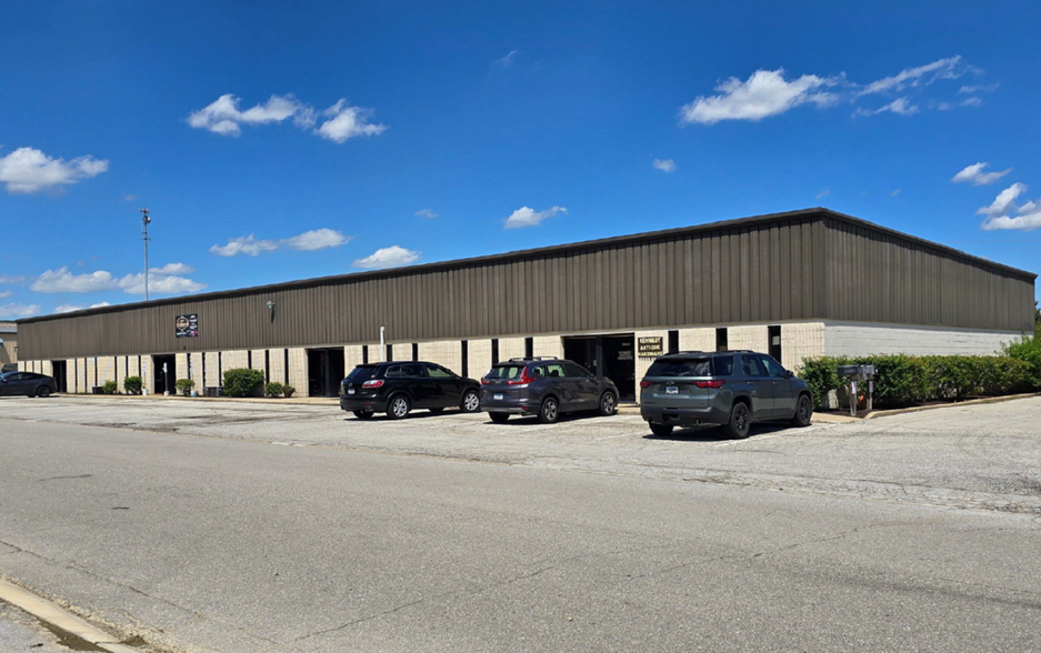 Primary Photo Of 10655-10667 Andrade Dr, Zionsville Light Distribution For Lease