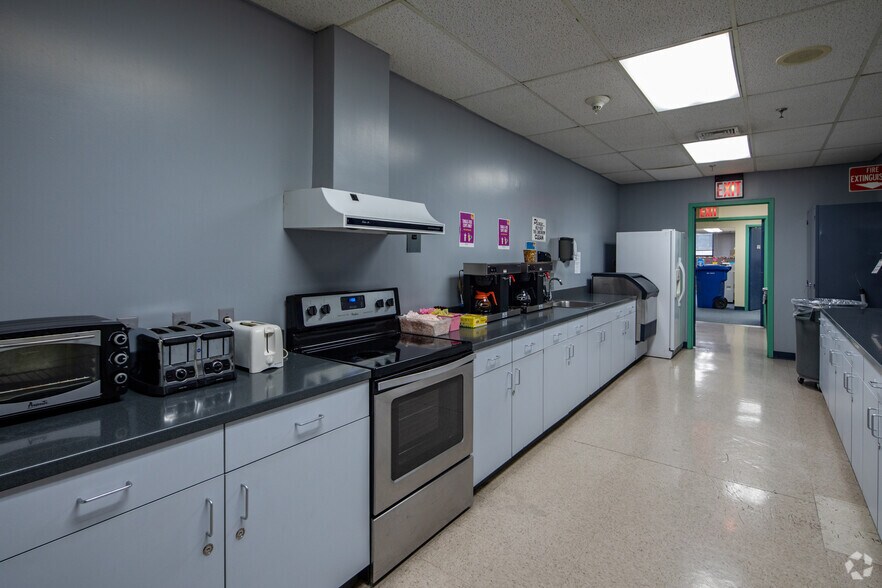 More Photos Of 6323 7th Ave, Brooklyn Office For Lease