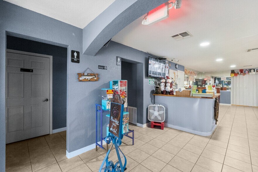 More Photos Of 1400 N Frazier St, Conroe Restaurant For Sale