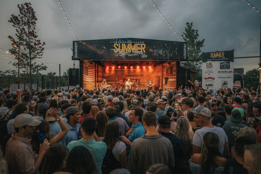 More Photos Of 3615 N Steele Blvd, Fayetteville Bar For Sale