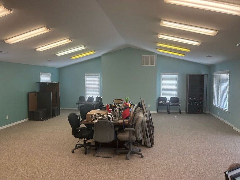 More Photos Of 2034 E Whitehill Rd, Prince George Flex For Sale