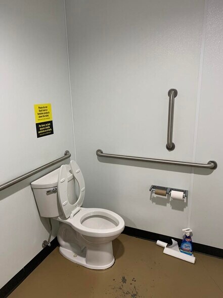 More Photos Of 308 Lignite Ave, Hensler Freestanding For Lease