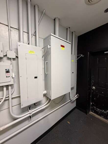 More Photos Of 1871 Gratiot Blvd, Marysville General Retail For Sale