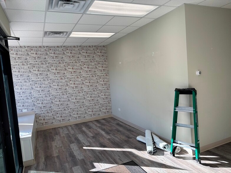 More Photos Of 4212 W Irving Park Rd, Chicago Office For Sale