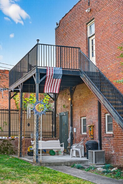 More Photos Of 109 7th Ave E, Springfield Flex For Sale