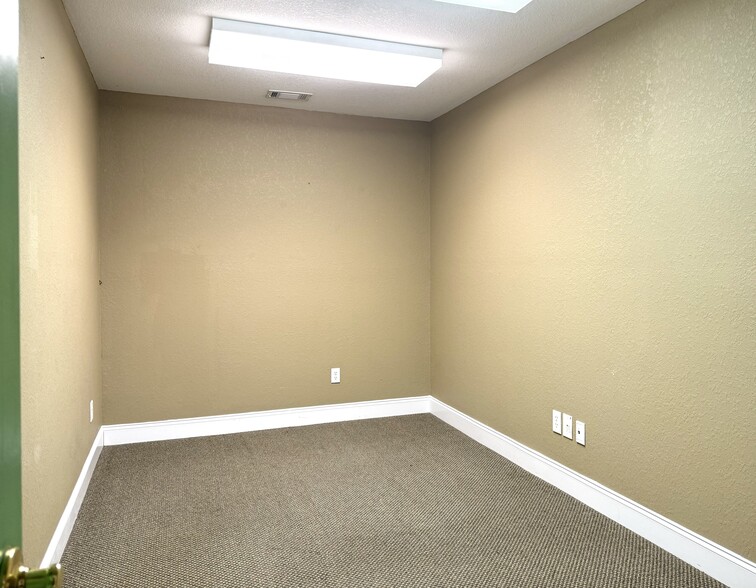 More Photos Of 144 Commerce Pky, Cornelia Flex For Sale