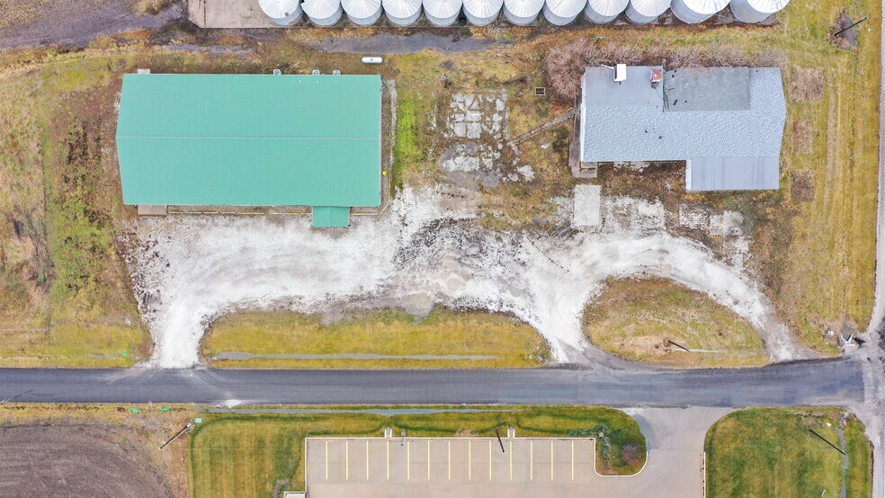 More Photos Of 22987 Cherry Ln, Jerseyville Storefront For Sale