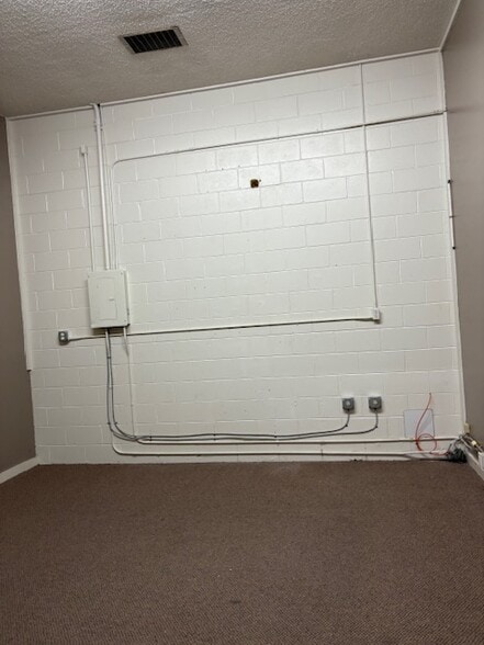 More Photos Of 431 Aulin Ave, Oviedo Light Distribution For Lease