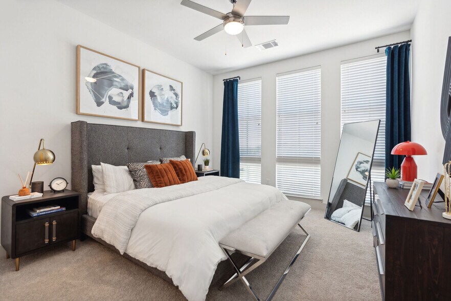 More Photos Of 150 W Main St, Richardson Apartments For Lease