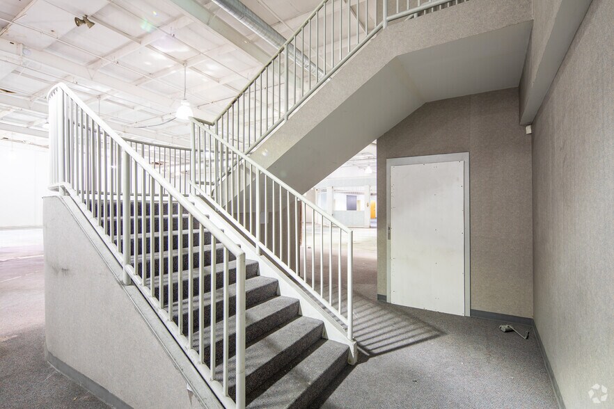 More Photos Of 13850 Manchester Rd, Manchester Freestanding For Lease