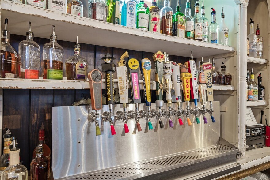 More Photos Of 109 N Houston St, Edgewood Restaurant For Sale